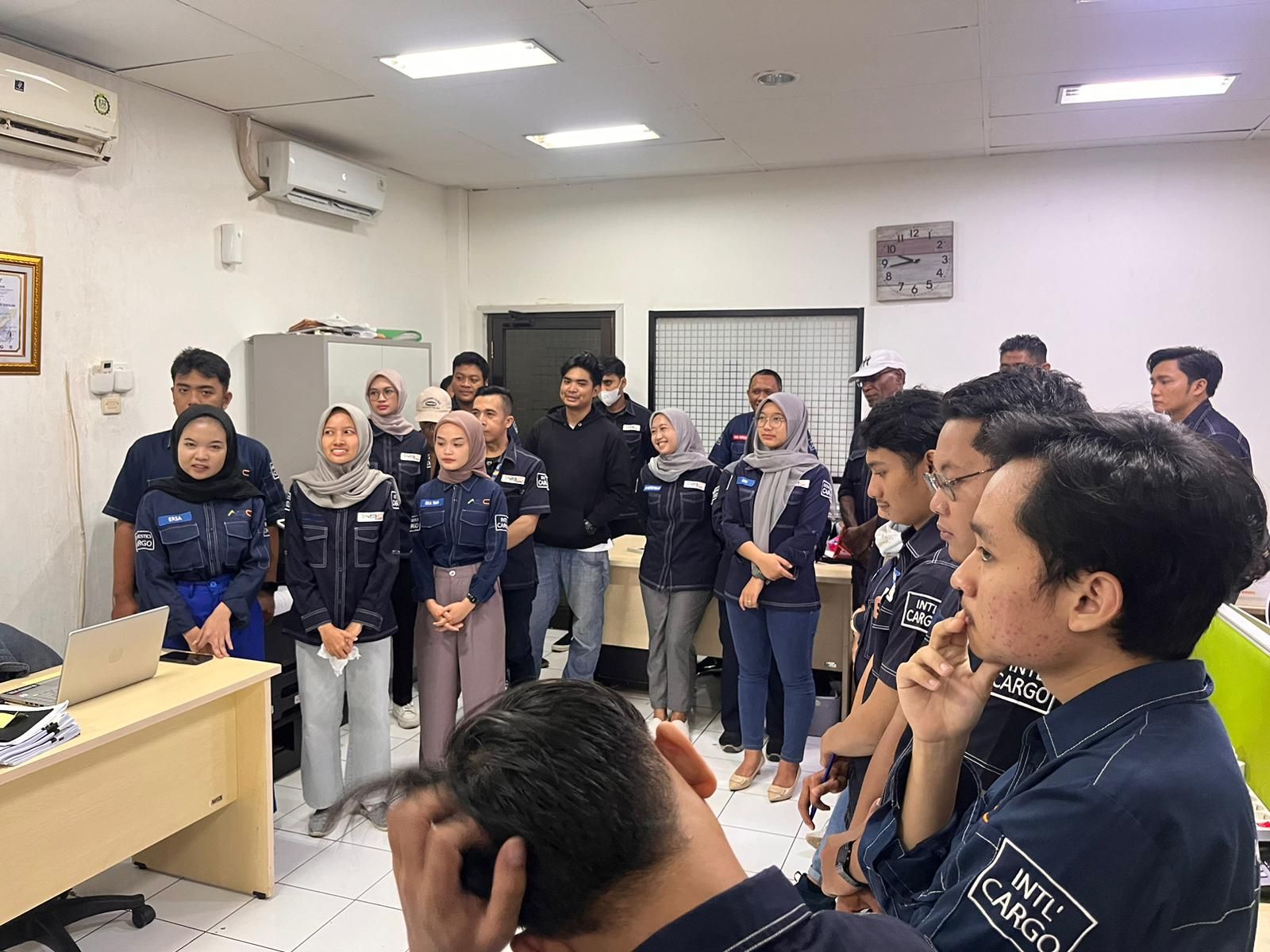 Karyawan ABC Express untuk melayani ekspedisi Jakarta - Balikpapan